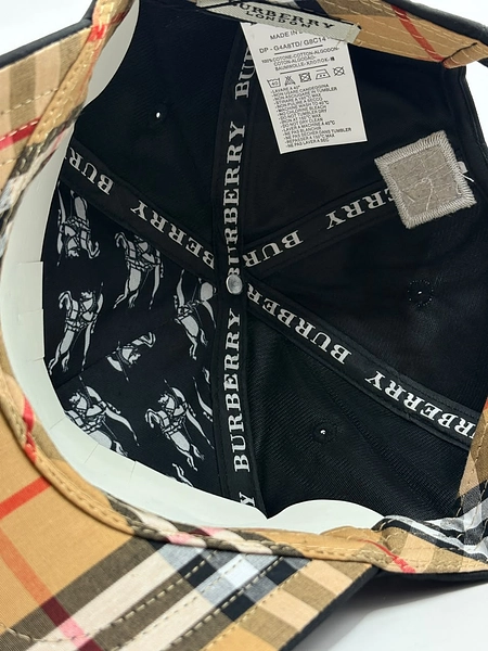 Gorra Burberry Contra Marcada Y Pines De Calidas