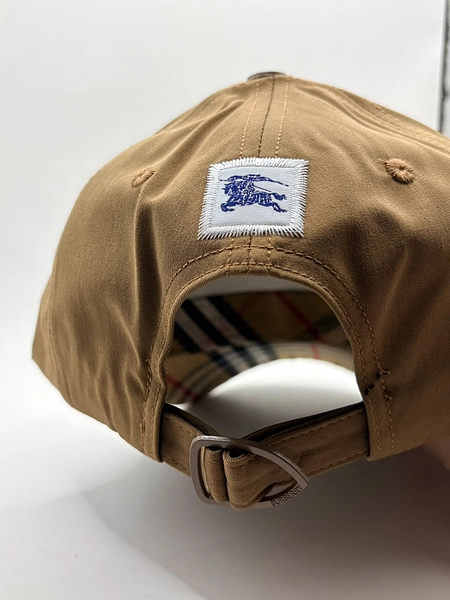 Gorra Burberry Contra Marcada Y Pines De Calidas